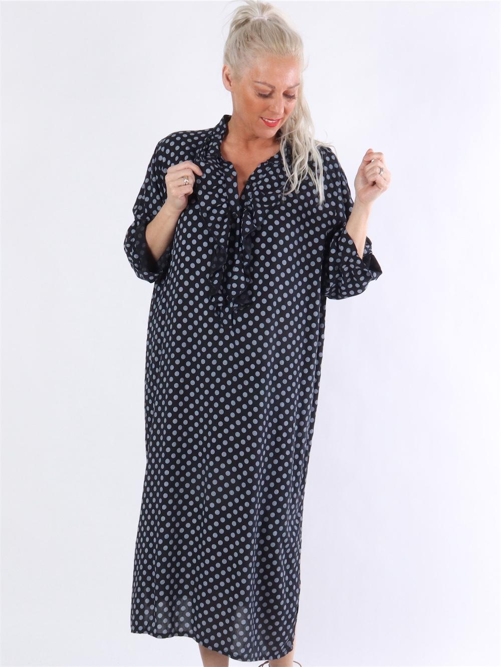 Bonita Dot - Prickig skjortklänning med volanger i halsen